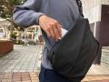 通勤バッグの“もたつき”に、終止符を。探さず、降ろさ