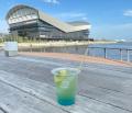 カラフルな「推し活ドリンク」を神戸港が目前のフェリ
