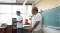 お笑いコンビ「ツーライス」、室戸の小学生と海岸清掃