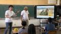 お笑いコンビ「ツーライス」、室戸の小学生と海岸清掃