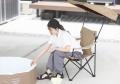 日傘が“イスにくっついた” 新発想！両手が空くから思