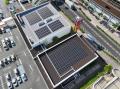 屋上一面に太陽光発電設備を導入、まちの未来を守る　