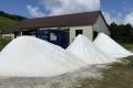 暑い夏に雪が降る!?真夏に雪遊び場が登場!!〈道の駅　