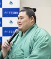 横綱・大の里関に“富士山×風神雷神”の化粧廻しを贈呈