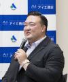 横綱・大の里関に“富士山×風神雷神”の化粧廻しを贈呈