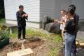 津南醸造は、来場者とひまわりを植える植栽イベントを