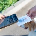 スマホをかざすだけ、愛犬の“名刺交換”。NFC搭載犬用