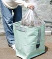 落ち葉掃除がぐっと楽に！ちりとりとごみ箱が一体化「
