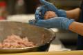 【75年続く老舗の精肉店が「メンチカツ」で反撃】