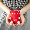 買取専門店の“あの赤いクマ”が公式グッズに。ジュエル