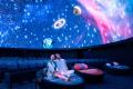 秋の月あかりにつつまれながら、プラネタリウムで眠る