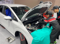 本物のクルマと工具に触れ、自動車整備士を体験できる