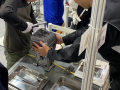 本物のクルマと工具に触れ、自動車整備士を体験できる