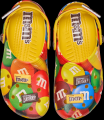 クロックス、『M&M’S(R)』との初コラボレーションコレ