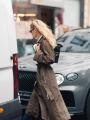 モデルのベラ・ハディッドが、 コーチのアイコンバッ