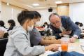 小学生が地元産の桃「あかつき」のジュースを使って、