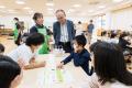 小学生が地元産の桃「あかつき」のジュースを使って、