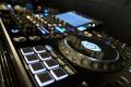 『DJ BUS TOKYO』｜“走るクラブ”で味わう新しい音楽体