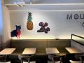 障がいのある方のアート作品を店舗内装に使用　モスバ