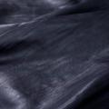 職人の手仕事が映す、水面の有機的なゆらぎ。レザーの