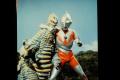 SSKがウルトラマンコラボでピースベースボールシャツ