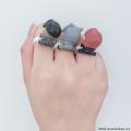 ミセスが指にぎゅむっと抱きつくマスコットリング入り