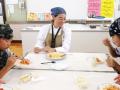 秋元さくらさん　平章小で授業「料理ってすごい！」