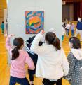 学校の体育館やホールに本格的な展覧会がやってくる！