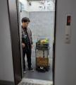 エレベーターとロボット連携でマンションの部屋まで荷