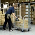 2段階開閉で荷物を出し入れしやすい、かご付き台車を