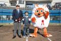 今年もウルフィが始球式に登場！小学生の硬式野球「ウ