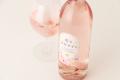 本物の桜の花を閉じ込めた「桜のロゼワイン」が新登場