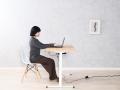 姿勢が変わると、仕事が変わる。ボタンひとつで約45cm