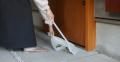 立たせて薄く、コンパクトに収納できる「ほうき ちり