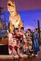 恐竜の前で晴れ着姿　「20歳のつどい」を福井県立恐竜