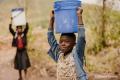 世界水の日 子どもたちが水汲みに歩く6kmに思いをはせ