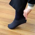靴下の上から、片手でサッと履くだけ。訪問介護先でも