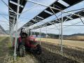 レンゲ咲く田んぼで営農型太陽光発電を開始