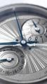 クロノスイス最新作、100年の伝統を刻む手彫りギョー