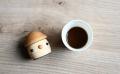 中東情勢で資材調達が不透明に・コーヒー豆で染める木