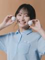 清楚なブルーのウェアを着こなす俳優の影山優佳さんが