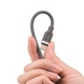 ふわっと軽くて、絡みにくい!発泡シリコン素材を採用