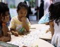 スマホを渡す前に、子どもの手が動き出す。巻き取り式