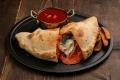 【飲めるピザ】チーズと具材があふれ出す、背徳のカル