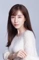 田中みな実さんがスタイリッシュなポーズで魅せる「au