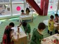 子どもは言葉の壁を越えて大はしゃぎ、親は銀座でリフ