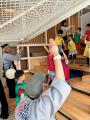 子どもは言葉の壁を越えて大はしゃぎ、親は銀座でリフ