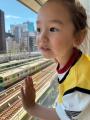 子どもは言葉の壁を越えて大はしゃぎ、親は銀座でリフ