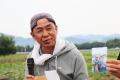 トウモロコシ畑の草取りや小松菜の収穫体験　昭和村「