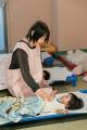 0歳児は「5分に1回」の見守り、慌ただしさと緊張感を